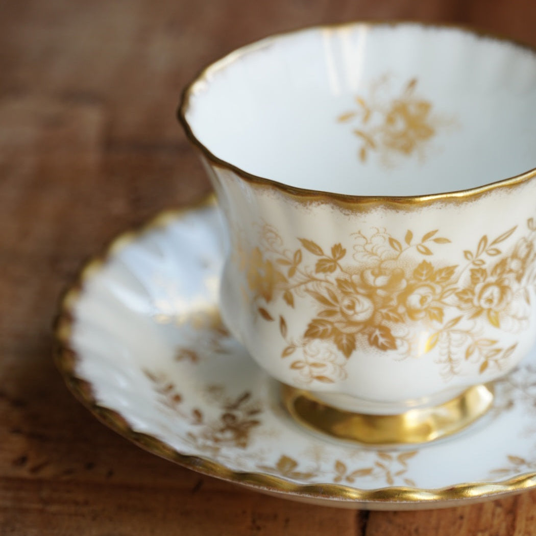 Tasse "Antoinette" en porcelaine anglaise dorée et fleurie Royal Albert modèle Antoinette
