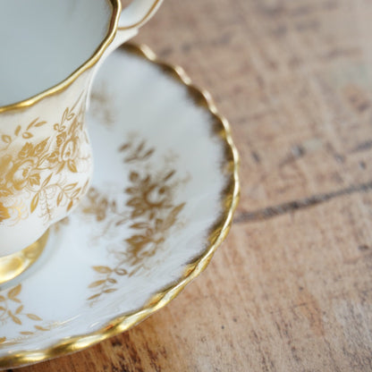 Tasse "Antoinette" en porcelaine anglaise dorée et fleurie Royal Albert modèle Antoinette