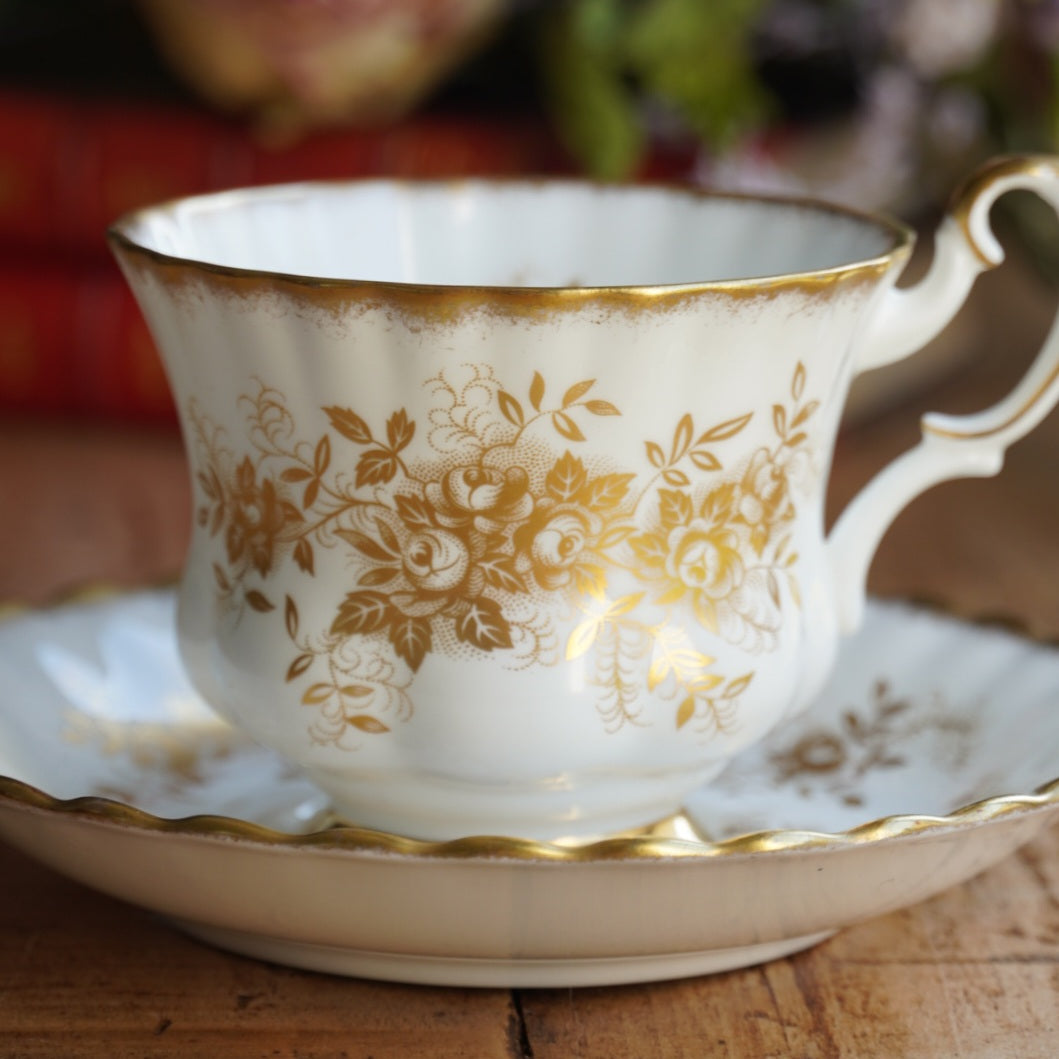 Tasse "Antoinette" en porcelaine anglaise dorée et fleurie Royal Albert modèle Antoinette