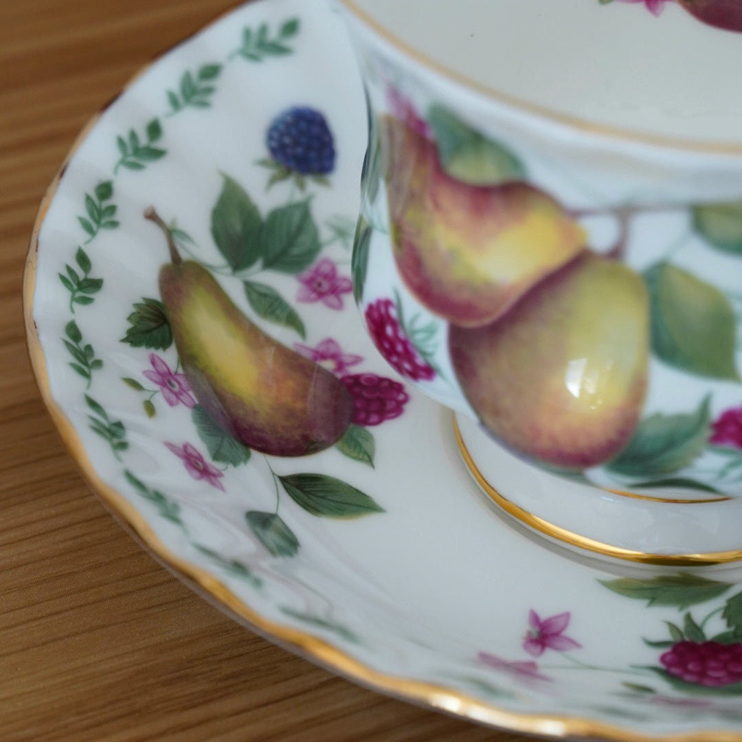 Tasse "Poires" en porcelaine anglaise Royal Albert modèle "Covent Garden"