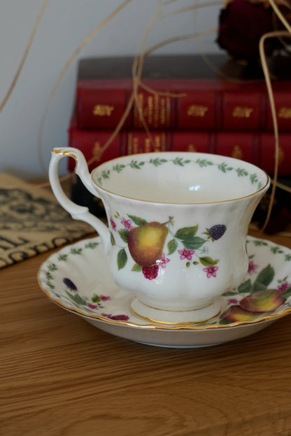Tasse "Poires" en porcelaine anglaise Royal Albert modèle "Covent Garden"