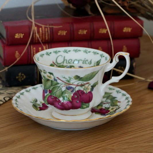 Tasse "Cerises" en porcelaine anglaise Royal Albert modèle "Covent Garden"