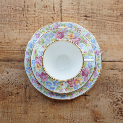 Tasse "Jane" et son assiette à gâteau en porcelaine anglaise fleurie et dorée Salisbury