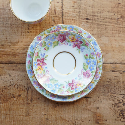 Tasse "Jane" et son assiette à gâteau en porcelaine anglaise fleurie et dorée Salisbury