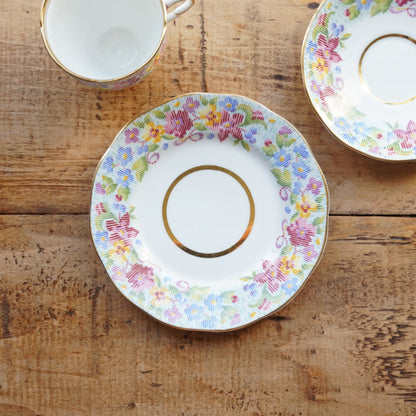 Tasse "Jane" et son assiette à gâteau en porcelaine anglaise fleurie et dorée Salisbury