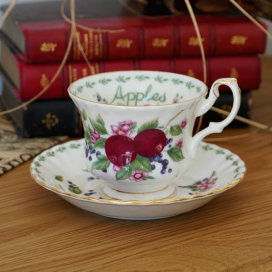 Tasse "Pommes" en porcelaine anglaise Royal Albert modèle "Covent Garden"