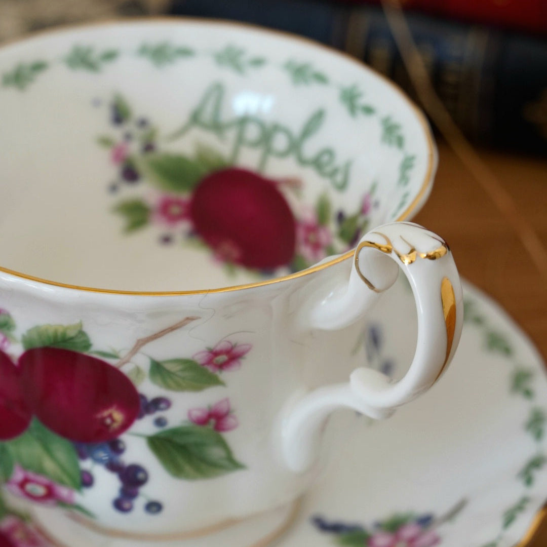 Tasse "Pommes" en porcelaine anglaise Royal Albert modèle "Covent Garden"