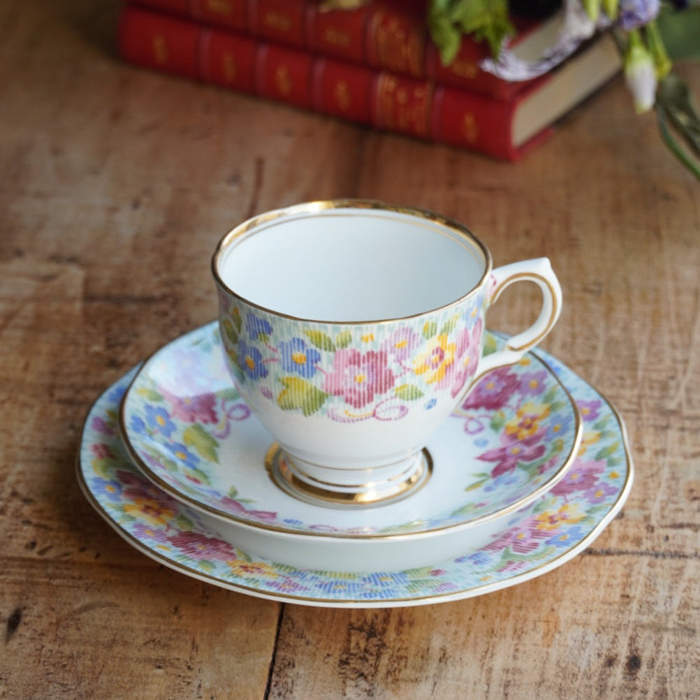 Tasse "Jane" et son assiette à gâteau en porcelaine anglaise fleurie et dorée Salisbury