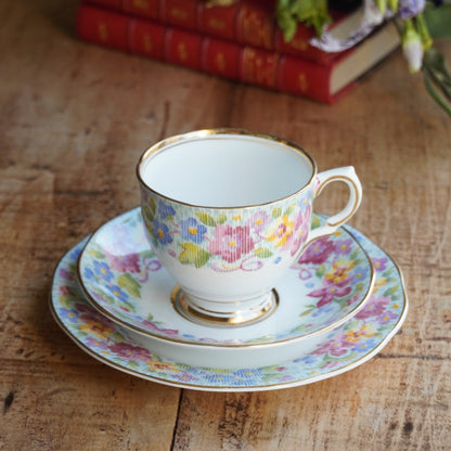 Tasse "Jane" et son assiette à gâteau en porcelaine anglaise fleurie et dorée Salisbury