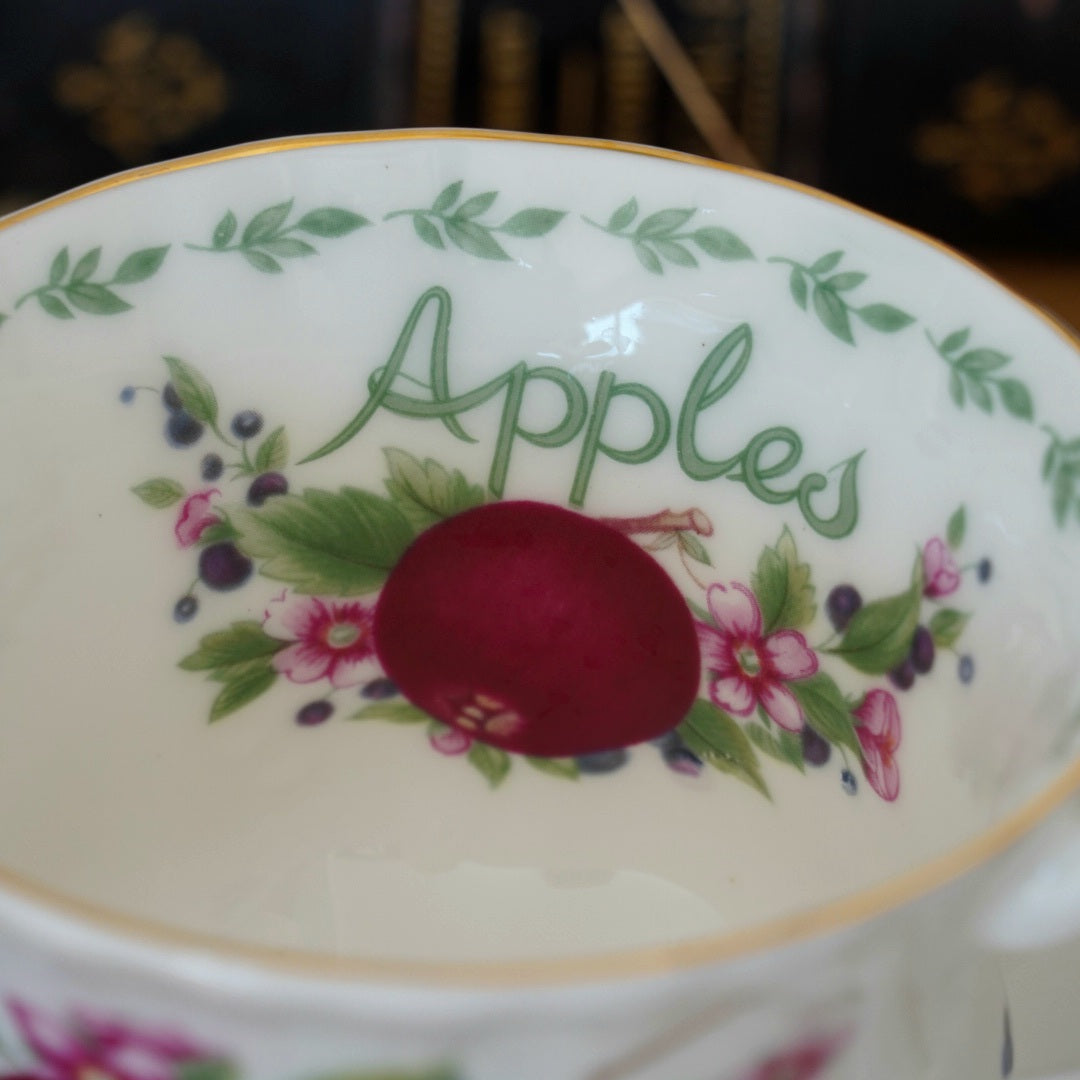 Tasse "Pommes" en porcelaine anglaise Royal Albert modèle "Covent Garden"