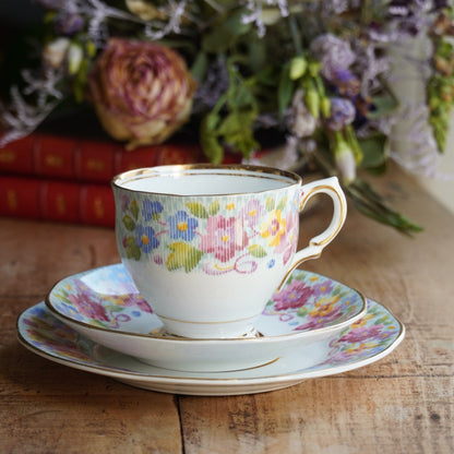 Tasse "Jane" et son assiette à gâteau en porcelaine anglaise fleurie et dorée Salisbury