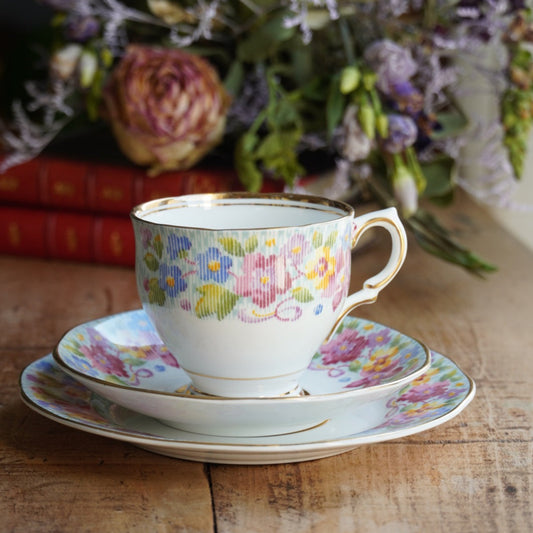 Tasse "Jane" et son assiette à gâteau en porcelaine anglaise fleurie et dorée Salisbury