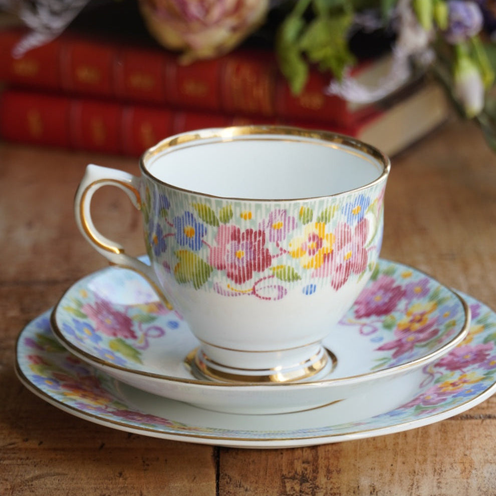 Tasse "Jane" et son assiette à gâteau en porcelaine anglaise fleurie et dorée Salisbury