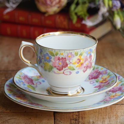 Tasse "Jane" et son assiette à gâteau en porcelaine anglaise fleurie et dorée Salisbury