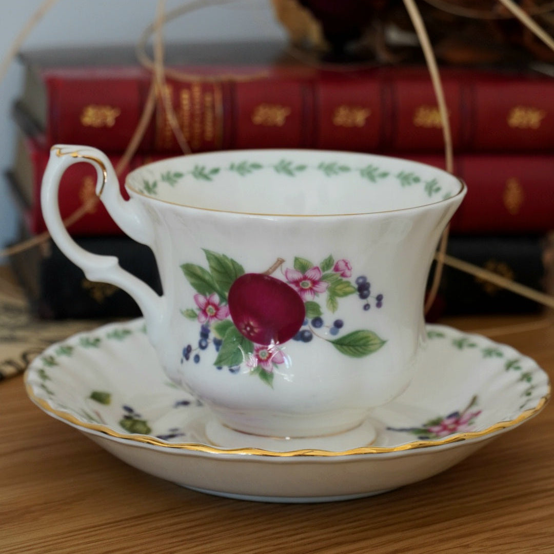 Tasse "Pommes" en porcelaine anglaise Royal Albert modèle "Covent Garden"
