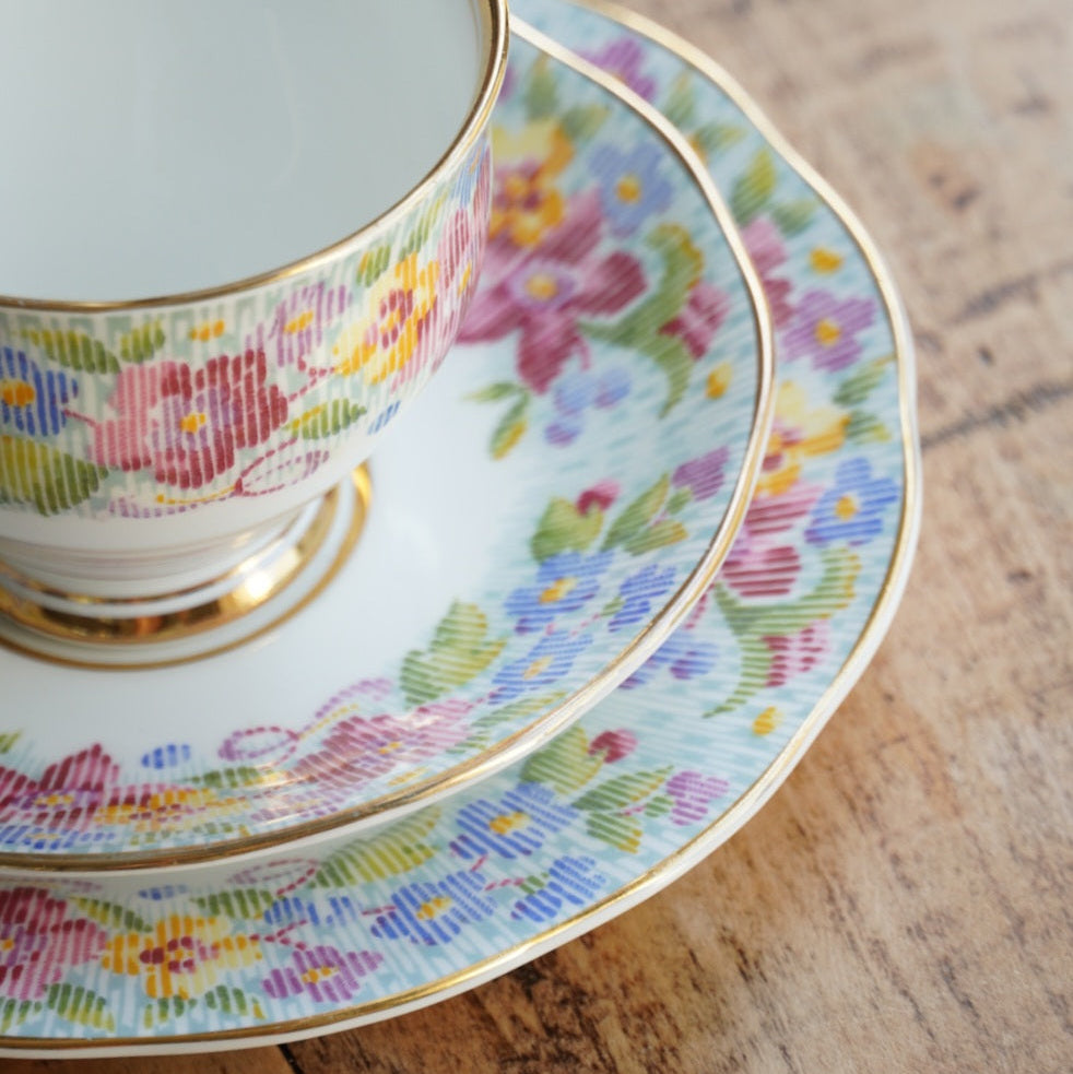 Tasse "Jane" et son assiette à gâteau en porcelaine anglaise fleurie et dorée Salisbury
