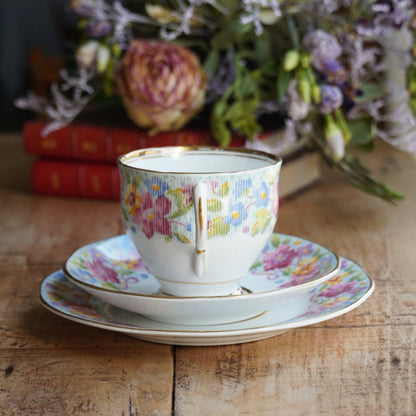 Tasse "Jane" et son assiette à gâteau en porcelaine anglaise fleurie et dorée Salisbury
