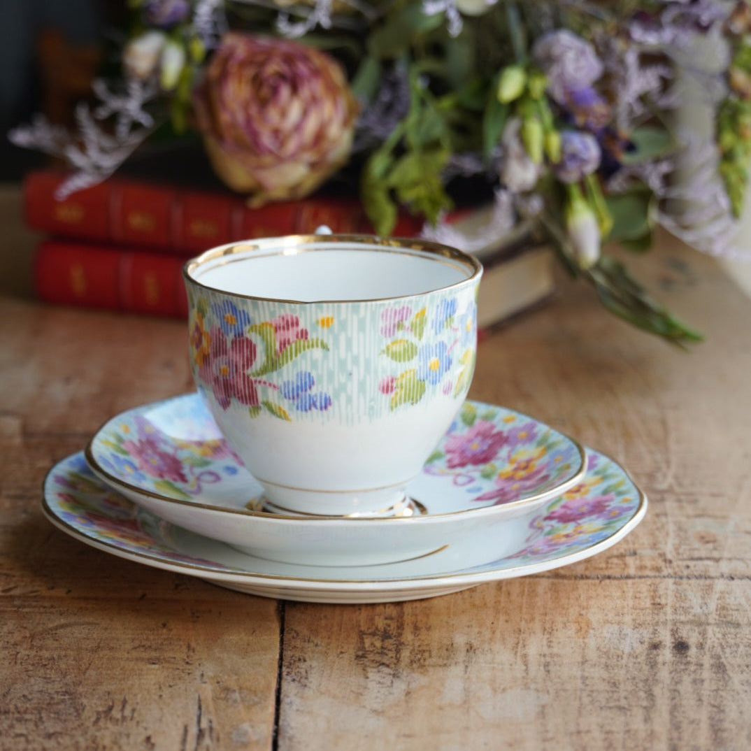 Tasse "Jane" et son assiette à gâteau en porcelaine anglaise fleurie et dorée Salisbury