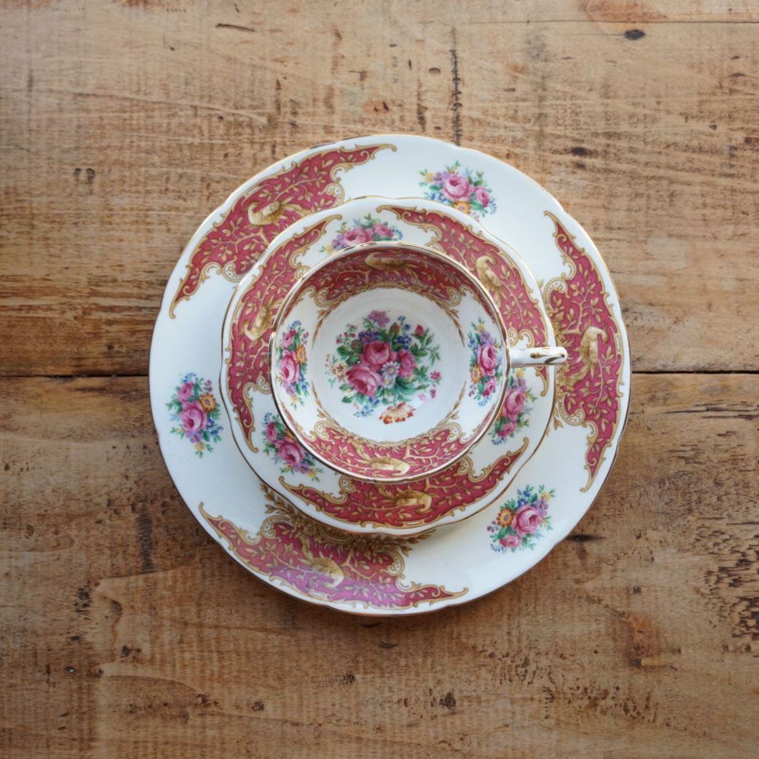 Tasse "Isolde" et son assiette à gâteau en porcelaine anglaise fleurie, dorée et rougeâtre Foley EB & Co modèle Montrose