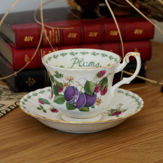 Tasse "Prunes" en porcelaine anglaise Royal Albert modèle "Covent Garden"