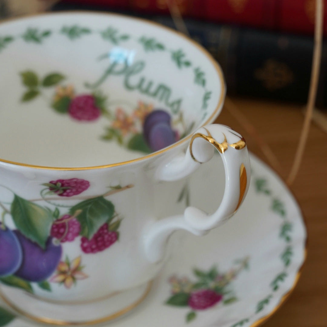 Tasse "Prunes" en porcelaine anglaise Royal Albert modèle "Covent Garden"