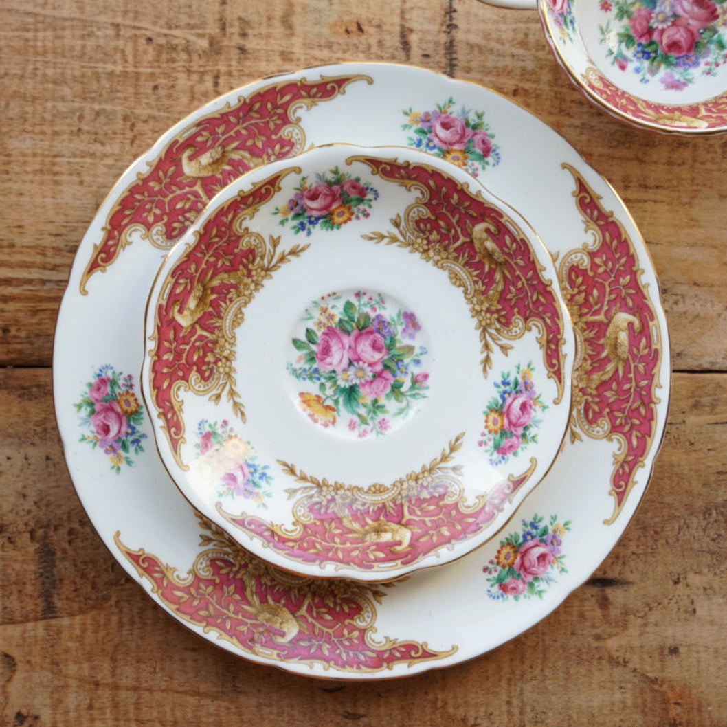 Tasse "Isolde" et son assiette à gâteau en porcelaine anglaise fleurie, dorée et rougeâtre Foley EB & Co modèle Montrose