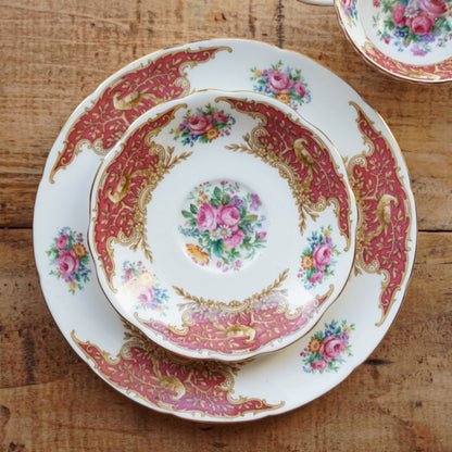 Tasse "Isolde" et son assiette à gâteau en porcelaine anglaise fleurie, dorée et rougeâtre Foley EB & Co modèle Montrose