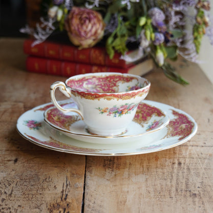 Tasse "Isolde" et son assiette à gâteau en porcelaine anglaise fleurie, dorée et rougeâtre Foley EB & Co modèle Montrose