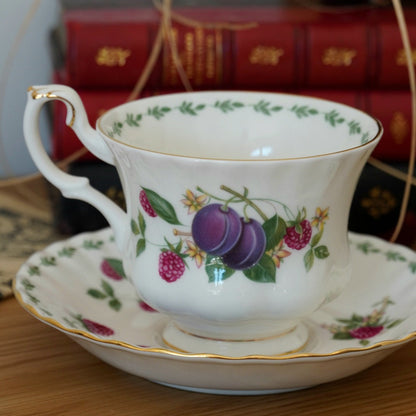 Tasse "Prunes" en porcelaine anglaise Royal Albert modèle "Covent Garden"