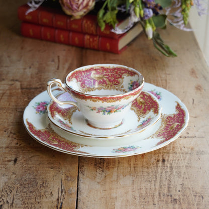 Tasse "Isolde" et son assiette à gâteau en porcelaine anglaise fleurie, dorée et rougeâtre Foley EB & Co modèle Montrose