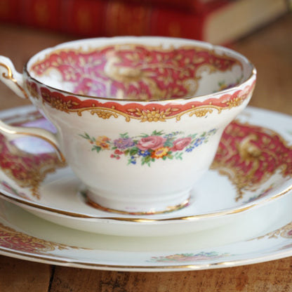 Tasse "Isolde" et son assiette à gâteau en porcelaine anglaise fleurie, dorée et rougeâtre Foley EB & Co modèle Montrose