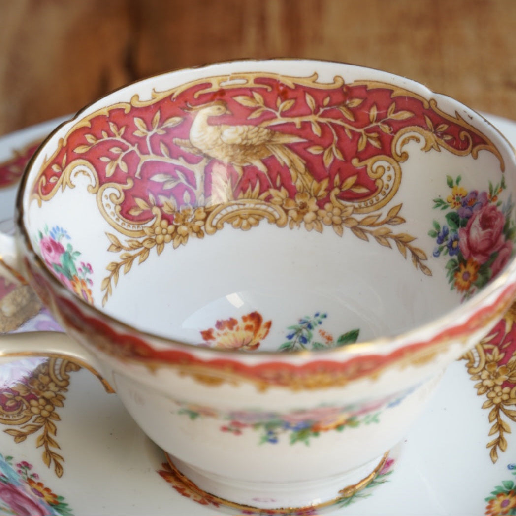 Tasse "Isolde" et son assiette à gâteau en porcelaine anglaise fleurie, dorée et rougeâtre Foley EB & Co modèle Montrose