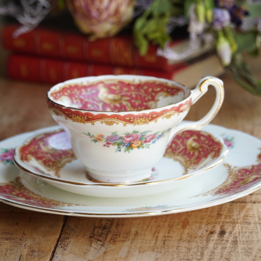 Tasse "Isolde" et son assiette à gâteau en porcelaine anglaise fleurie, dorée et rougeâtre Foley EB & Co modèle Montrose
