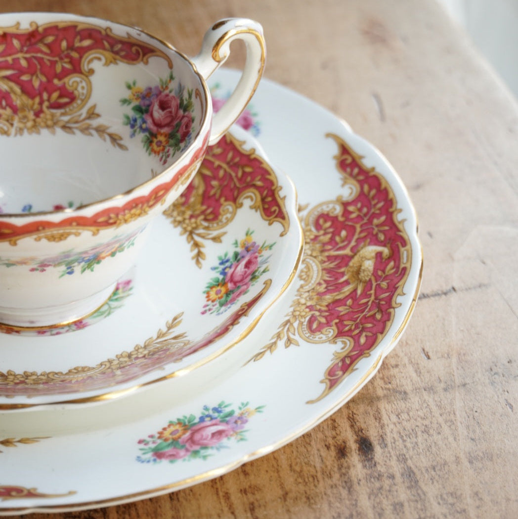 Tasse "Isolde" et son assiette à gâteau en porcelaine anglaise fleurie, dorée et rougeâtre Foley EB & Co modèle Montrose