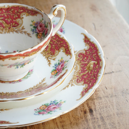 Tasse "Isolde" et son assiette à gâteau en porcelaine anglaise fleurie, dorée et rougeâtre Foley EB & Co modèle Montrose