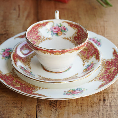 Tasse "Isolde" et son assiette à gâteau en porcelaine anglaise fleurie, dorée et rougeâtre Foley EB & Co modèle Montrose