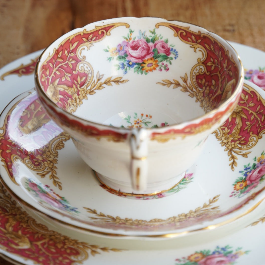 Tasse "Isolde" et son assiette à gâteau en porcelaine anglaise fleurie, dorée et rougeâtre Foley EB & Co modèle Montrose