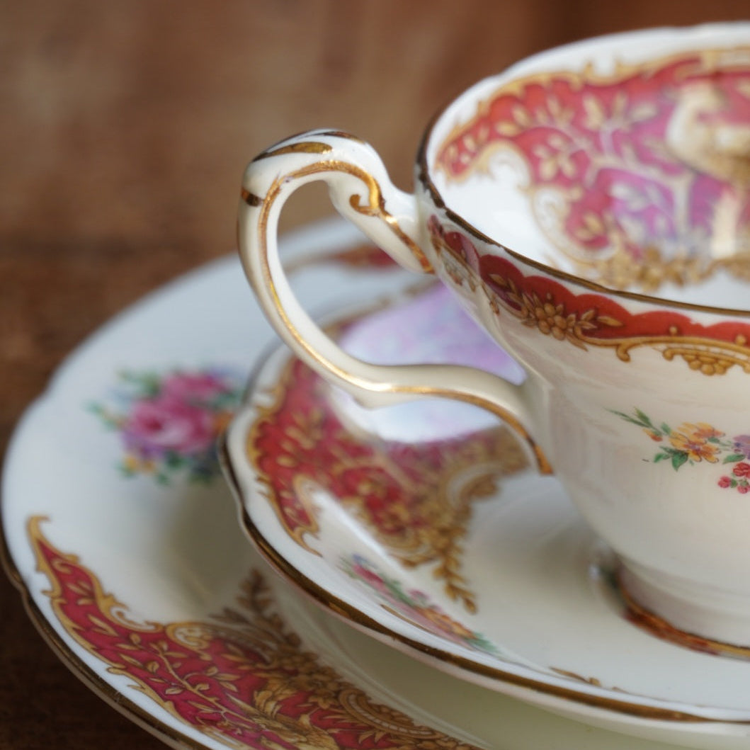 Tasse "Isolde" et son assiette à gâteau en porcelaine anglaise fleurie, dorée et rougeâtre Foley EB & Co modèle Montrose