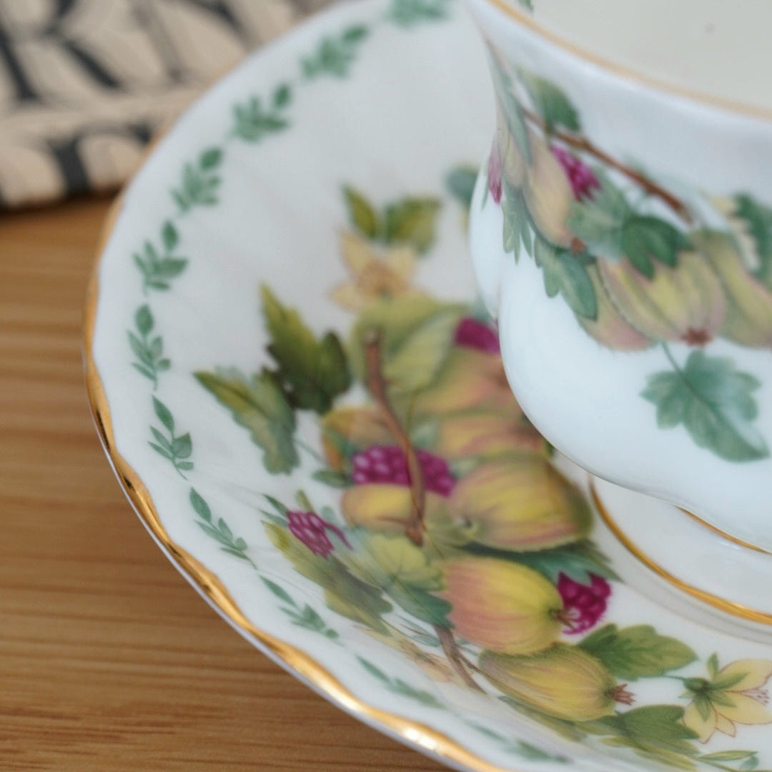 Tasse "Groseilles" en porcelaine anglaise Royal Albert modèle "Covent Garden"