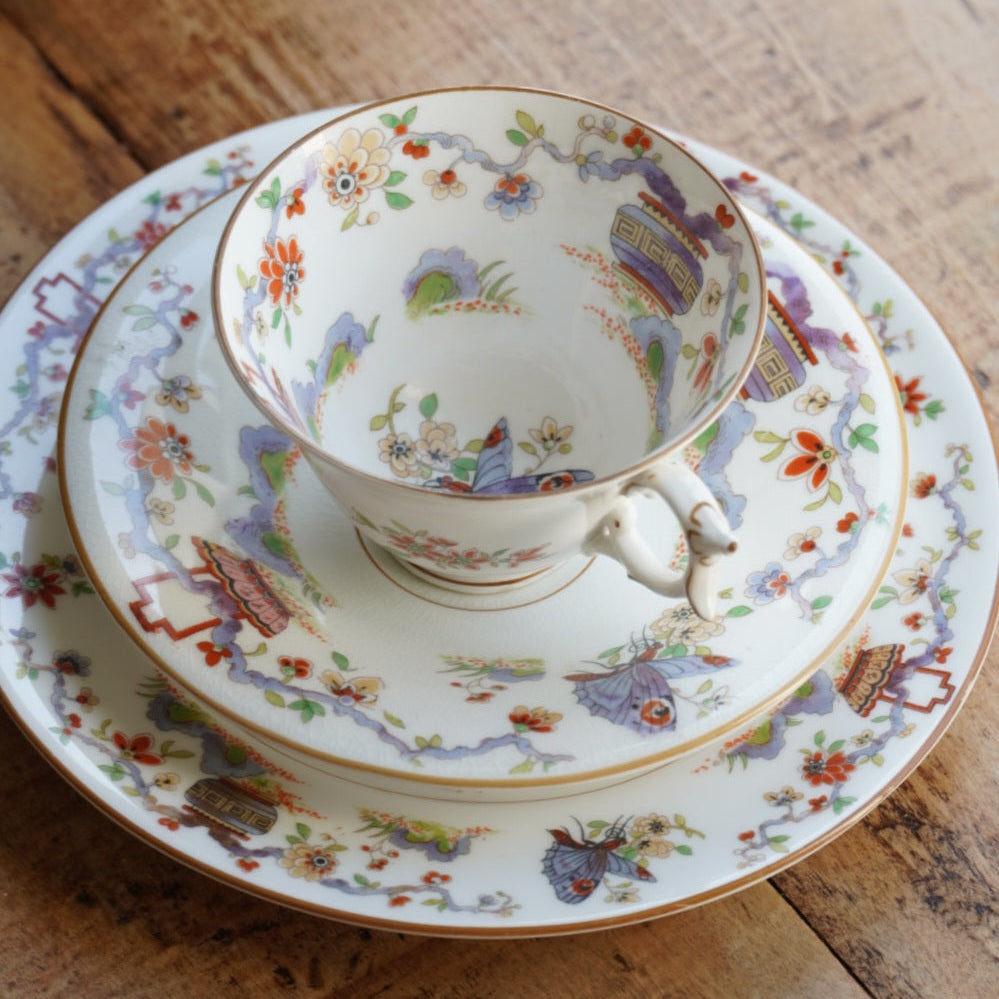Tasse "Liora" et son assiette à gâteau en porcelaine anglaise aux motifs orientaux Royal Worcester