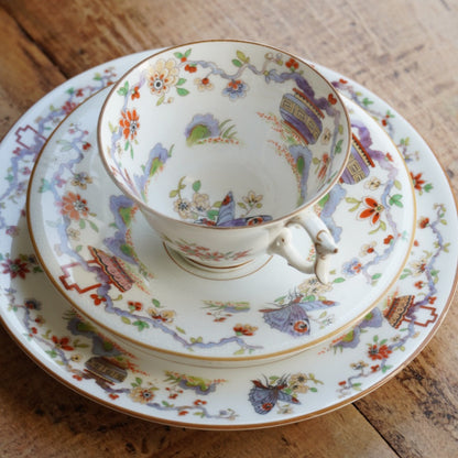 Tasse "Liora" et son assiette à gâteau en porcelaine anglaise aux motifs orientaux Royal Worcester