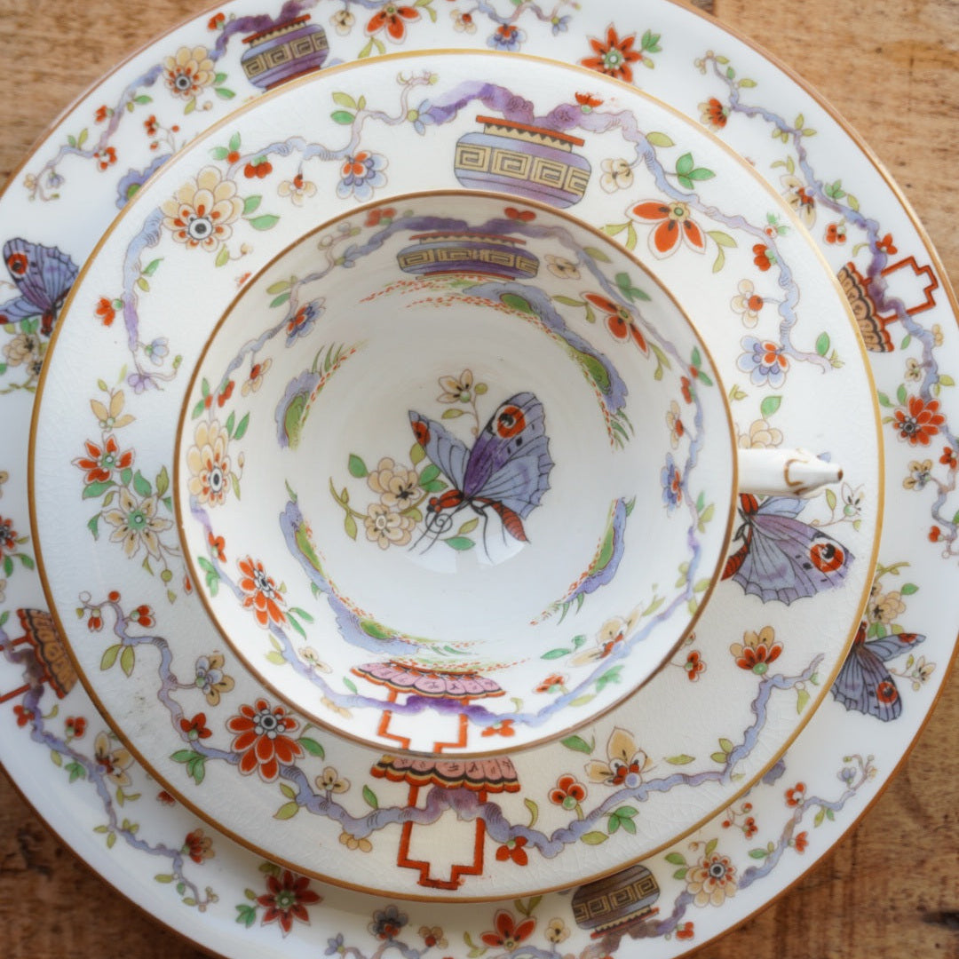 Tasse "Liora" et son assiette à gâteau en porcelaine anglaise aux motifs orientaux Royal Worcester