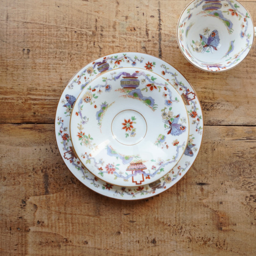 Tasse "Liora" et son assiette à gâteau en porcelaine anglaise aux motifs orientaux Royal Worcester