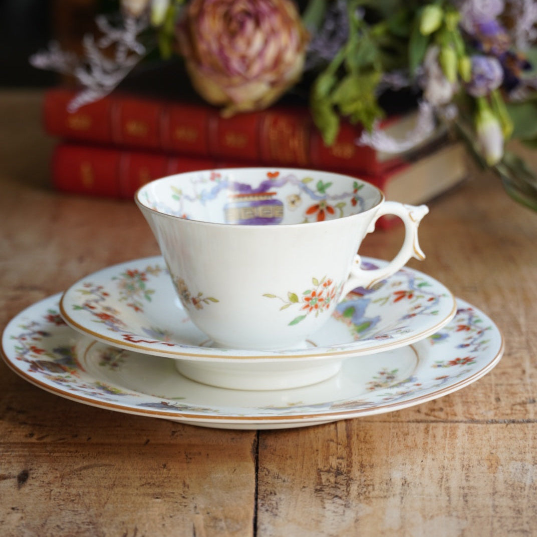 Tasse "Liora" et son assiette à gâteau en porcelaine anglaise aux motifs orientaux Royal Worcester