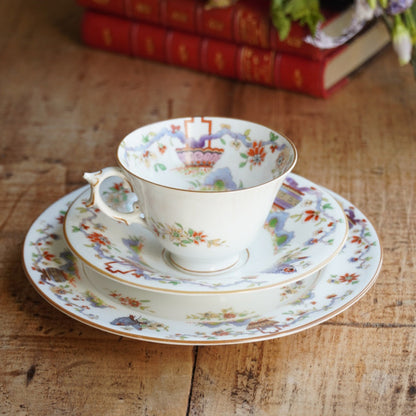 Tasse "Liora" et son assiette à gâteau en porcelaine anglaise aux motifs orientaux Royal Worcester