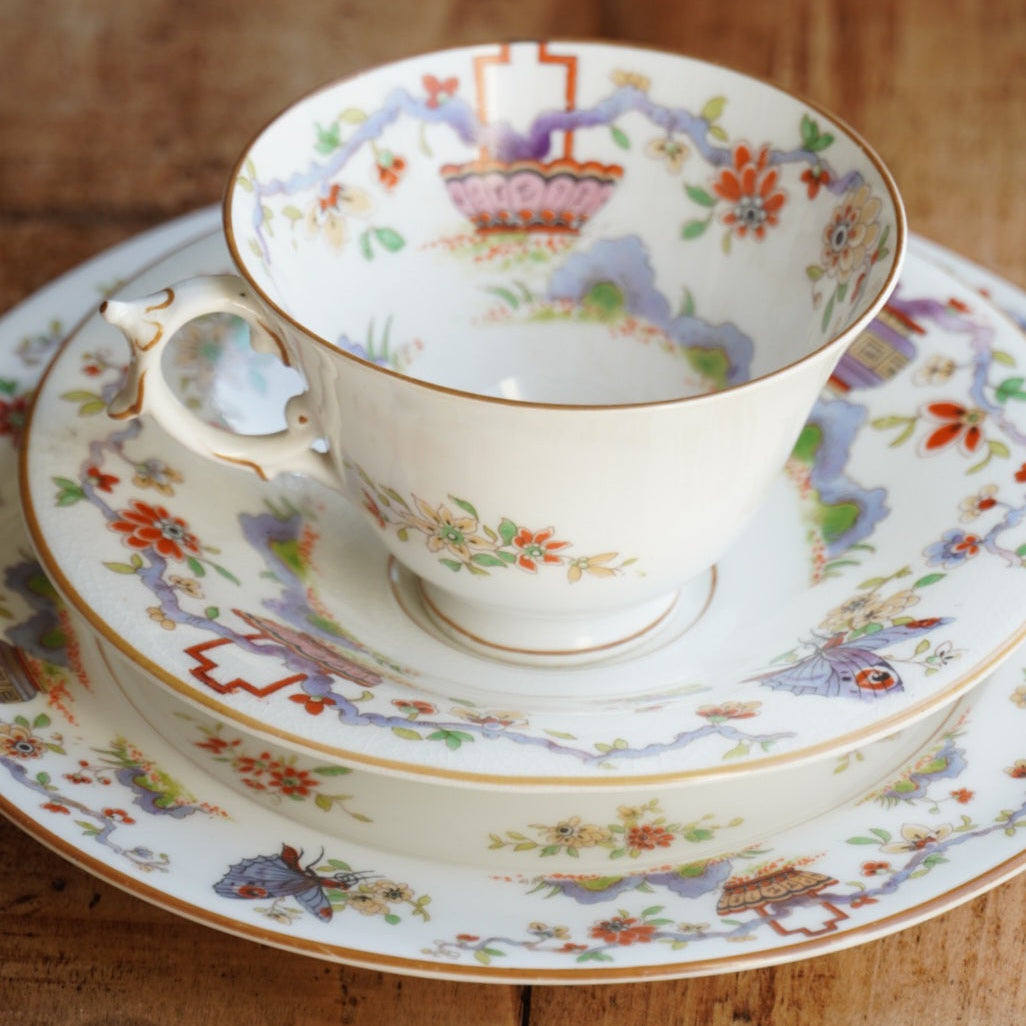 Tasse "Liora" et son assiette à gâteau en porcelaine anglaise aux motifs orientaux Royal Worcester
