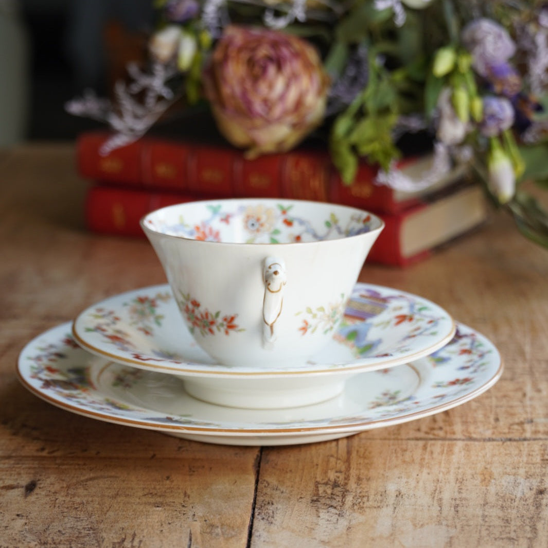 Tasse "Liora" et son assiette à gâteau en porcelaine anglaise aux motifs orientaux Royal Worcester