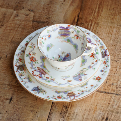 Tasse "Liora" et son assiette à gâteau en porcelaine anglaise aux motifs orientaux Royal Worcester