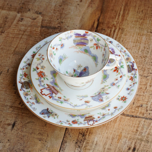 Tasse "Liora" et son assiette à gâteau en porcelaine anglaise aux motifs orientaux Royal Worcester