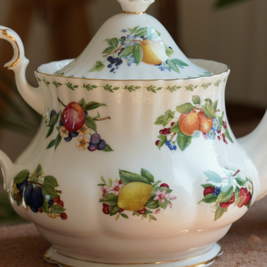 Théière "Fruits" en porcelaine anglaise Royal Albert modèle "Covent Garden"